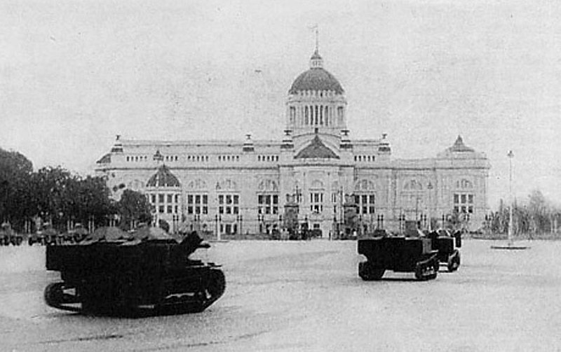 File:Tanks-outside-ananta-samakhom-throne-hall.jpg