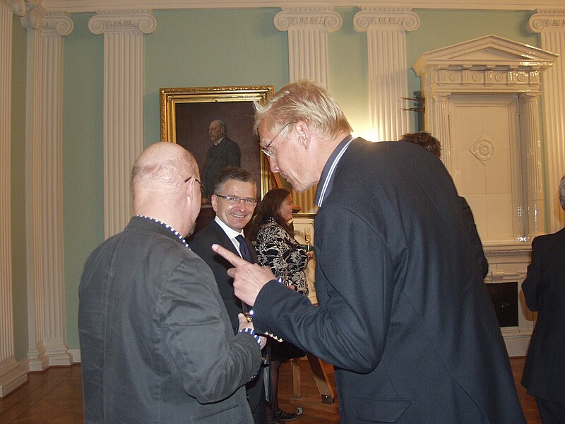 File:Vallan keskipisteessä 2011.jpg