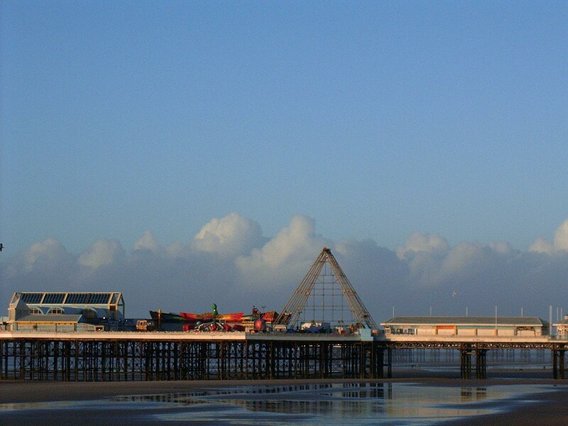 File:Blackpool centralpier winter.jpg