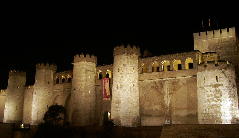 File:Fachada Aljafería nocturna.jpg