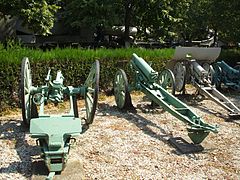 Romanian pre-WW1 3-inch/76.2 mm mountain guns of Russian origin (the left is M1904, the right is M1909), at the National Military Museum, Romania