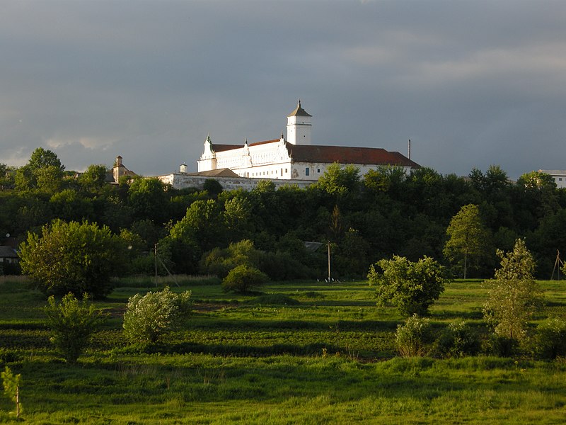 Файл:Бернардинський монастир. Ізяслав. 2010.jpg