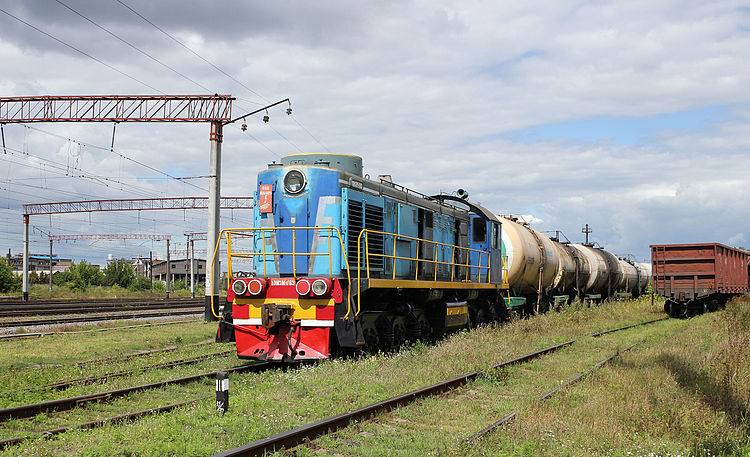 Старый маневровый тепловоз ТЭМ2М-063 на станции Винница, Украина