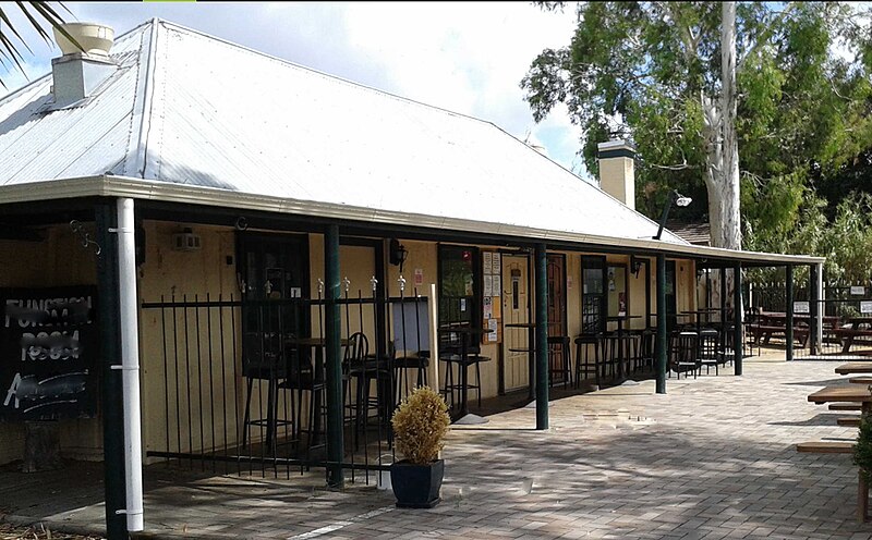 File:Old Canberra Inn2.jpg