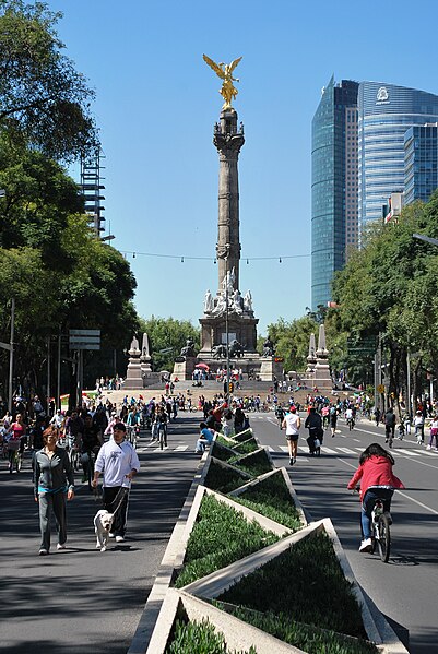 File:PaseoAngelBicylistsDF.jpg