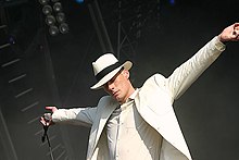 Eskil Simonsson during a concert 2004