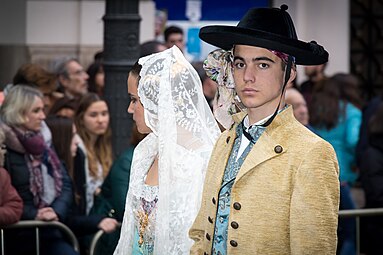 Pareja vestida de valencianos