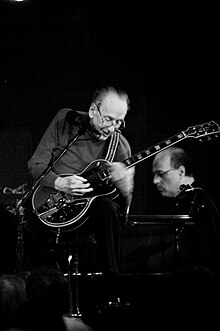 Les Paul playing a Gibson Les Paul at the Iridium Jazz Club in New York City, 2008