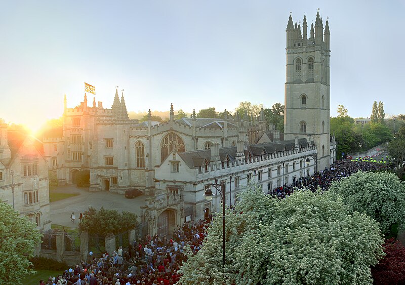 Archivo:Magdalen-may-morning-2007-panorama.jpg