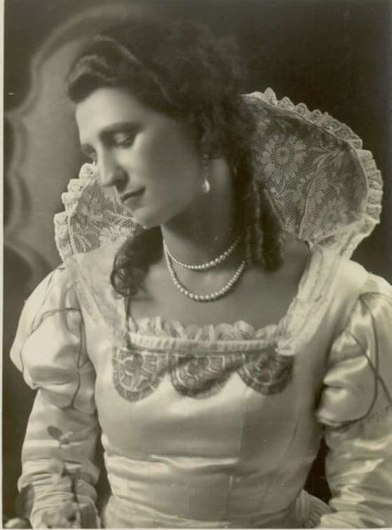 File:Mihaela Šarič 1920s.jpg