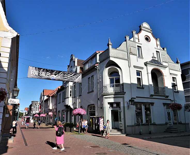 File:Straßenszene Pärnu.jpg