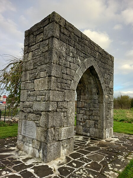 File:Abbey arch, Tipperary Town.jpg