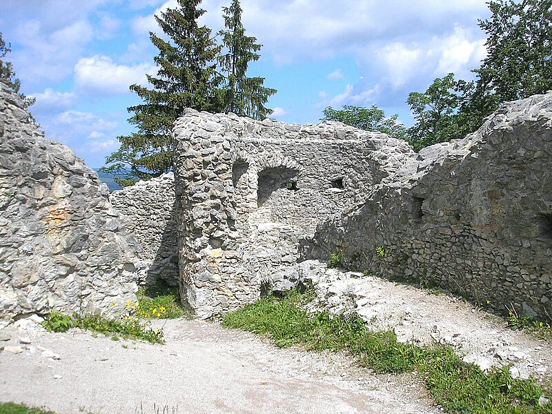 File:Burg Hohenfreyberg Nordostturm.jpg