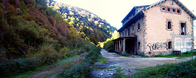 Archivo:Disused station of Yera.jpg