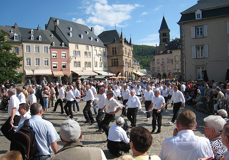 Archivo:EchternachDancingProcession.jpg