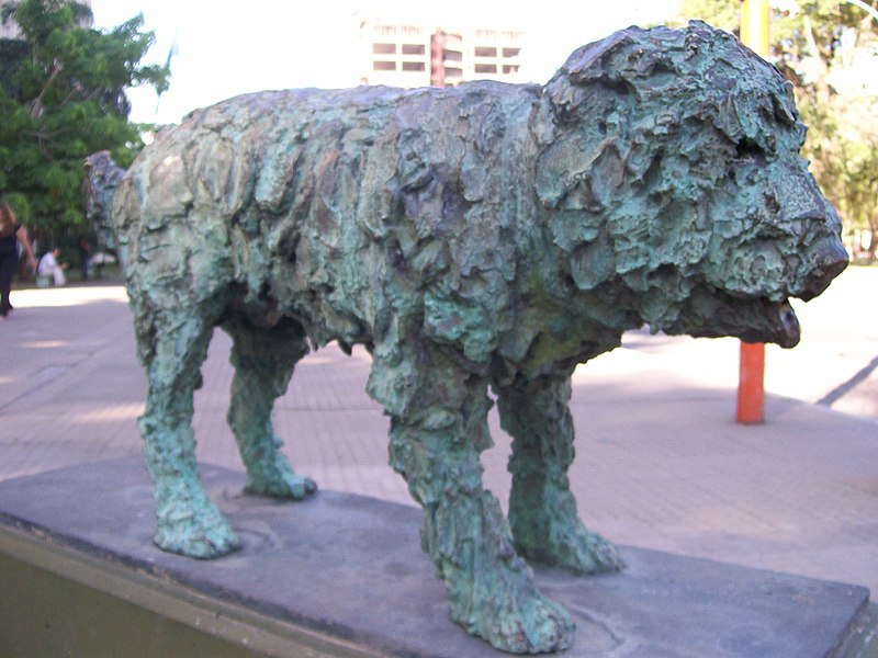 Archivo:Escultura Perro Fernando.jpg