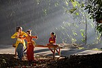 Niñas ensayando una danza balinesa en la aldea de Penglipuran