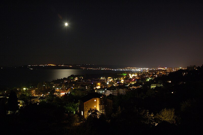 File:Night shot of Varna.jpg