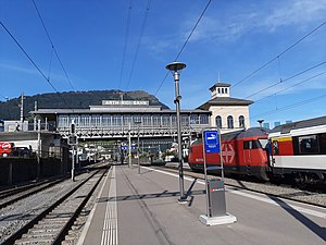 Elevated platforms perpdendicular to ground-level platforms