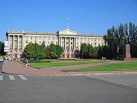 Памятник В. И. Ленину (демонтирован) и городской совет