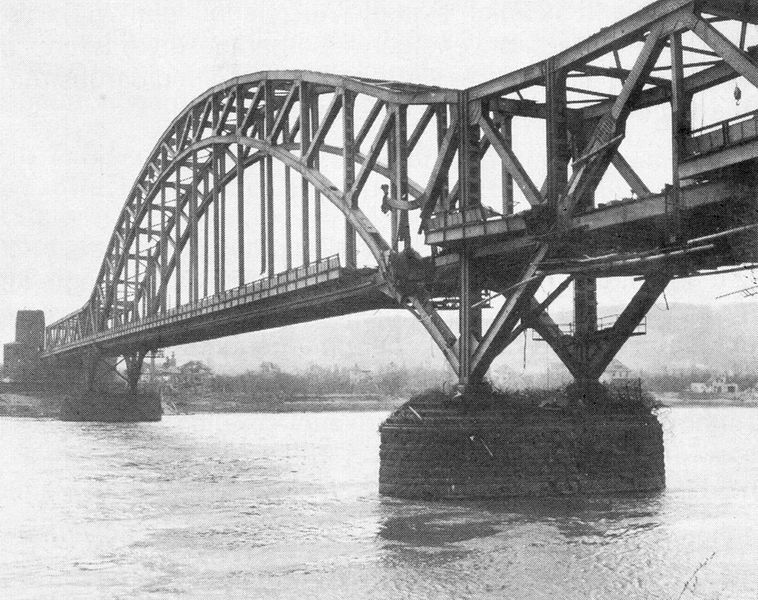 Archivo:Beschädigte Brücke.jpg