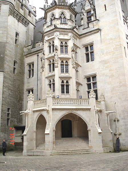 File:Chateaudepierrefonds04.jpg