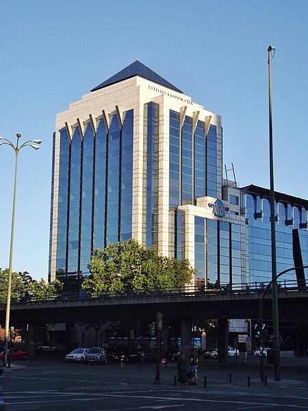 Archivo:Edificio Castellana 110.JPG