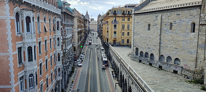 File:Genova, via XX Settembre.jpg