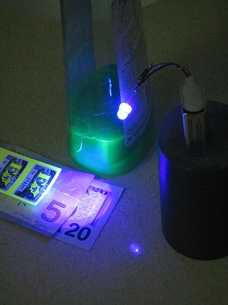 Archivo:UV LED Fluoresence.jpg