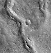 Valles en la Manta de Ejecta del cráter Cerulli, tomada por HiRISE.