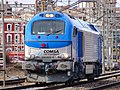 La locomotora diésel-eléctrica 335.003 de Comsa (Euro 4000 de Vossloh), parada en la salida de la estación de Martorell esperando que salga un cercanías, para retomar su marcha en dirección Castellbisbal.