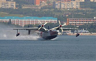 Бе-12 на разбеге по водной глади