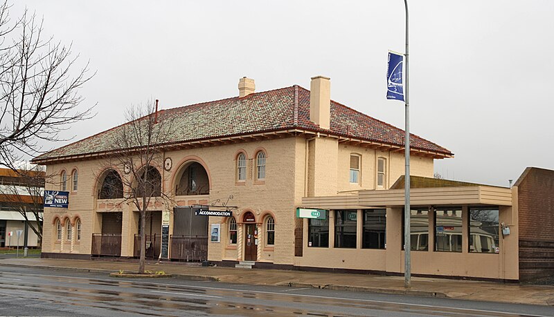 File:Blayney Royal Hotel.jpg