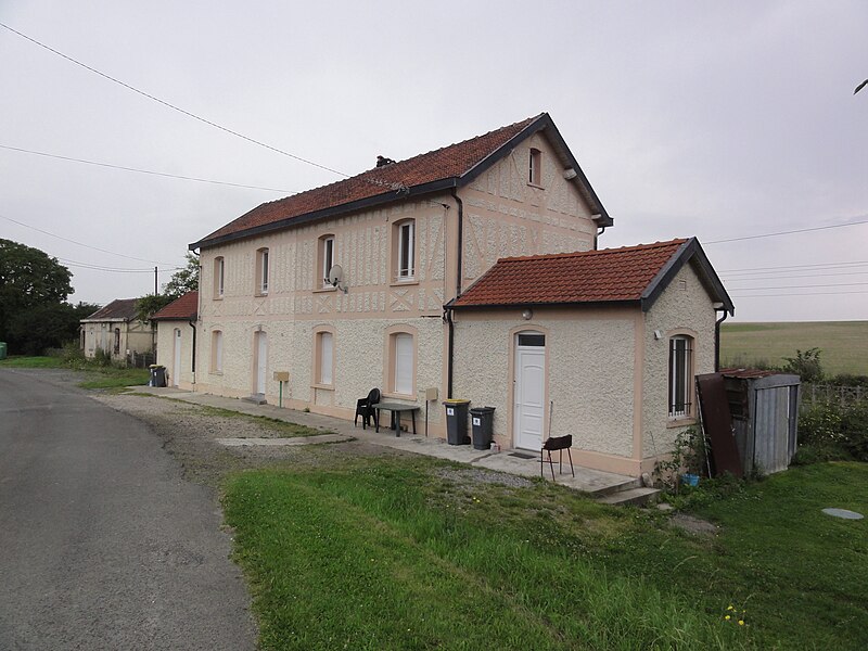 Archivo:Croix-Fonsomme (Aisne) l'ancienne gare.jpg