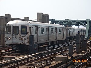 2009年7月G线列车仍以史密斯-第九街车站为总站时，R46型（英语：R46 (New York City Subway car)）G线列车在第四大道转换轨道