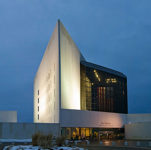 Archivo:JFK library Stitch edit.jpg