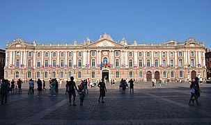 El Capitolio alberga el Ayuntamiento (fachada del siglo XVIII).