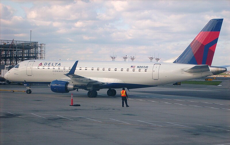 File:ERJ-175 at LaGuardia.jpg