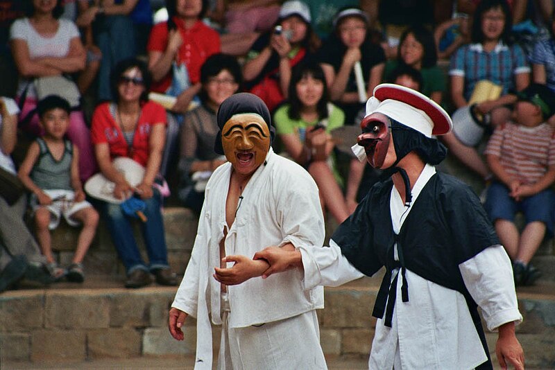 Archivo:Hahoe-folk-village-mask-dance.jpg