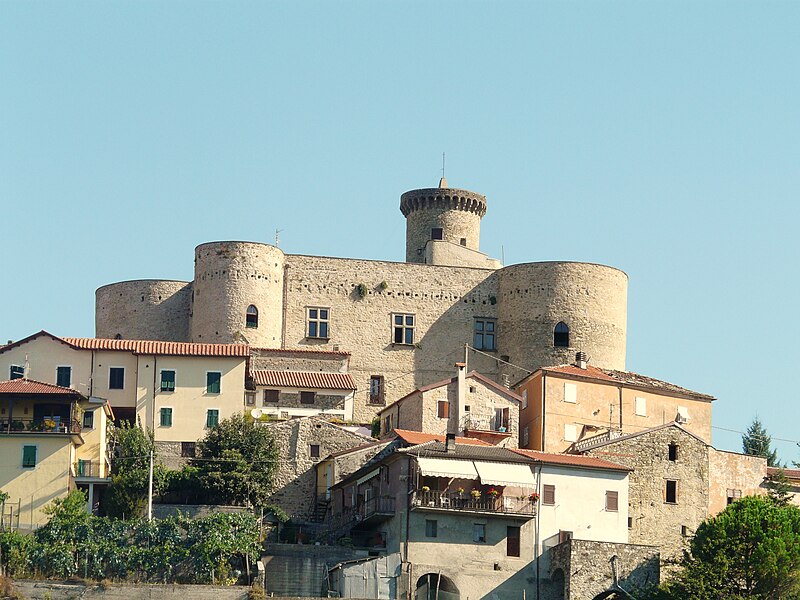 File:Licciana Nardi-castello della bastia2.jpg