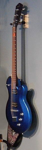 File:Yamaha AES820 side.jpg