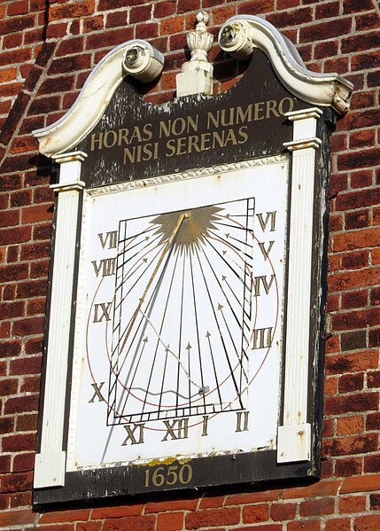 Archivo:MootHallSundial.JPG