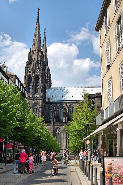 File:Place victoire clermont-ferrand.jpg