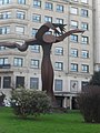 Monumento al árbol (1998) en la plaza de Barcelos de Pontevedra