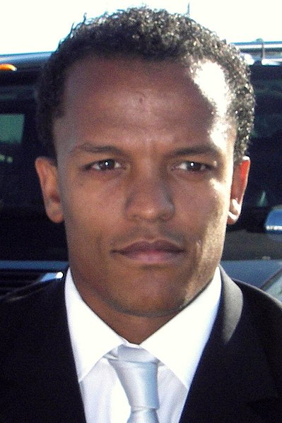 File:RobertEarnshaw02 (cropped).jpg