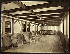 Cubierta de paseo privada de la Parlour Suite B-52-54-56 del Titanic, embellecida al estilo Tudor. J. Bruce Ismay, que sobrevivió al naufragio, ocupó la mencionada suite.