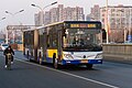 電牌已顯示400路內環的BJ6160C6CCD型鉸接城市客車駛經朝陽公園橋南（2021年2月9日）