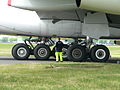 En el tren de aterrizaje de un Airbus A380.