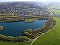 Schloss Allner from above (upper right) with the Allner See in the foreground.