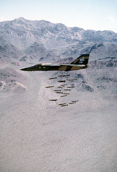 Archivo:F-111A dropping MK82.jpg